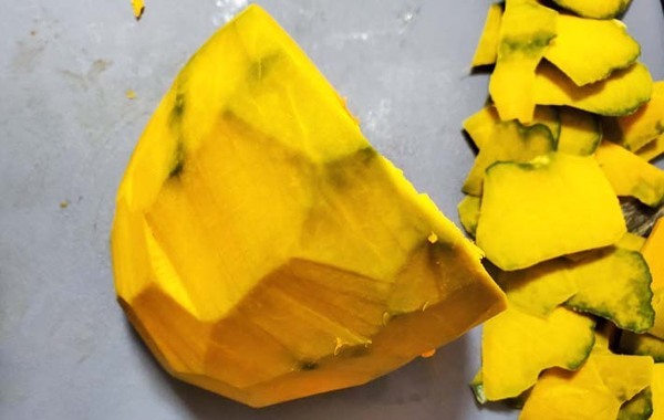 【カボチャが化けた】切って混ぜるだけ！　カボチャの簡単おかずの作り方