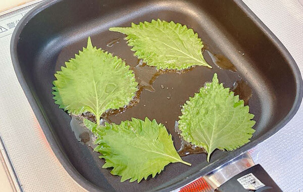 【これ作るために大葉買う】子供のおねだりが止まらない！　『大葉のパリパリ焼き』の作り方