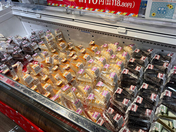 スーパーでカットケーキを10個購入→皿に並べた光景に「幸せってほぼ1000円で買えたんだね！」