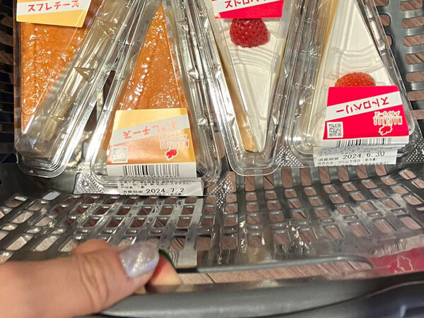 スーパーでカットケーキを10個購入→皿に並べた光景に「幸せってほぼ1000円で買えたんだね！」