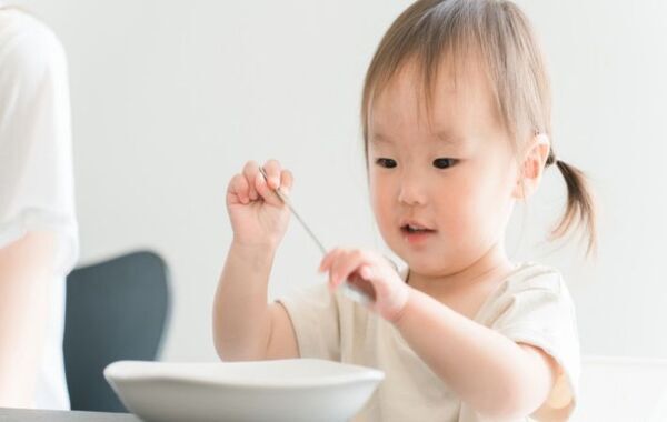 「ごはん中に突然！？」　娘の報告に「最高」「笑った」【自由すぎる子供4選】