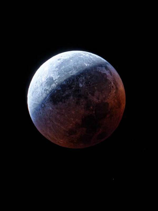 約3年ぶりの『皆既月食』を写真に収めると？　「神秘的」「高画質で見られて幸せ」