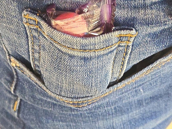 ジーンズの謎ポケットが意外と使える！　小物を入れて試してみた