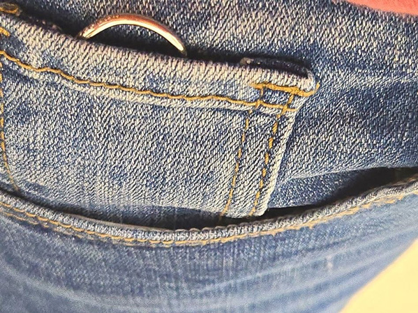 ジーンズの謎ポケットが意外と使える！　小物を入れて試してみた