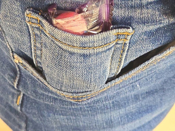 ジーンズの謎ポケットが意外と使える！　小物を入れて試してみた