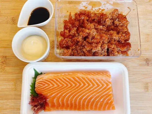 材料4つで完成！ プチプチ音が楽しいサーモンサラダの時短レシピ【ASMR動画で話題】