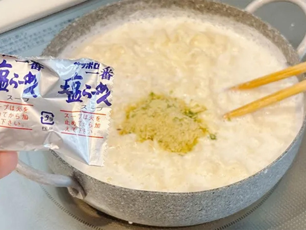 カロリーを気にしない人に朗報！　丸大食品のインスタント麺レシピに「背徳感がすごすぎ！」