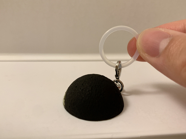 300円で買える月のマスコット　ペットボトルにつけると？「これは欲しい！」