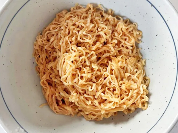 スープは使いません！　チキンラーメンの汁なしアレンジに「子供が好きそう」「夫がおかわり」