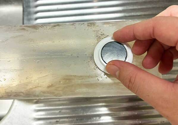 冷水筒内部の茶渋汚れ　専用の掃除道具がない時は、マグネットを使って…？
