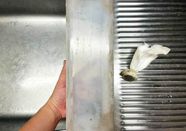 冷水筒内部の茶渋汚れ　専用の掃除道具がない時は、マグネットを使って…？