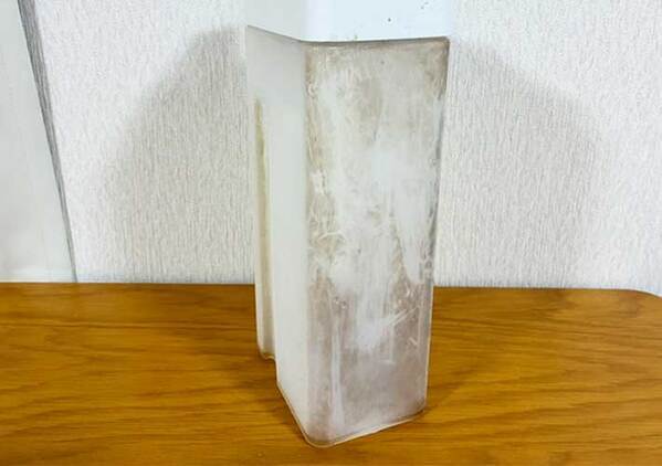 冷水筒内部の茶渋汚れ　専用の掃除道具がない時は、マグネットを使って…？