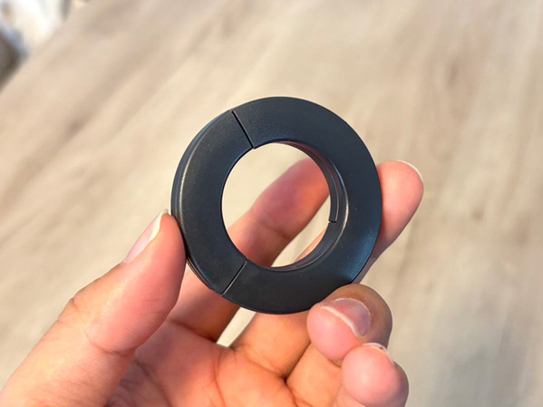 バッグに1つ入れておきたい！　『無印良品』のトラベルS字フックで「ストレスが解消」