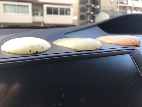 アザラシの置物を車に飾った翌日？　目にした光景に「新種の生き物かな」「ごめん笑っちゃう」