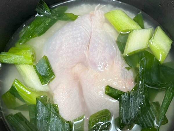 炊飯器に鶏肉とネギを入れて炊くだけ　『味つけ』に使ったのは？「子供がバクバク食べる」