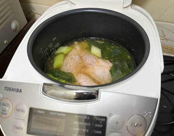 炊飯器に鶏肉とネギを入れて炊くだけ　『味つけ』に使ったのは？「子供がバクバク食べる」