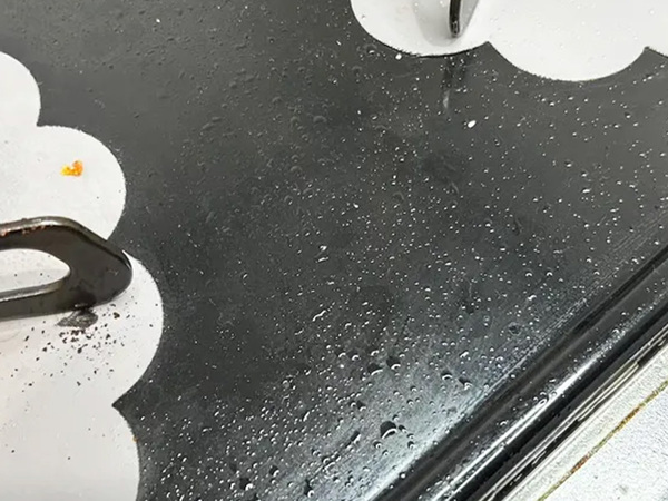 まさに『魔法のクロス』　水だけで油汚れも水あかも落ちる、話題の100均クロスがこちら