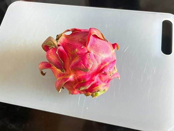 「食べる時には気を付けて」　ドラゴンフルーツを半分に切ったら、中が想像と違って？