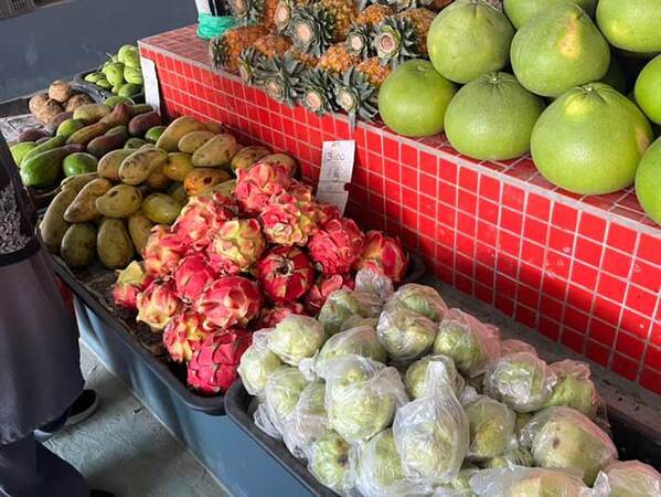 「食べる時には気を付けて」　ドラゴンフルーツを半分に切ったら、中が想像と違って？