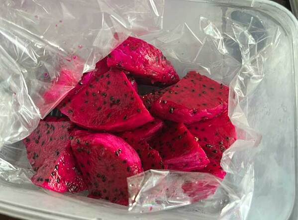 「食べる時には気を付けて」　ドラゴンフルーツを半分に切ったら、中が想像と違って？