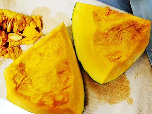 焼いたカボチャと『スーパーカップ』で…家族もびっくりの大胆スイーツ！