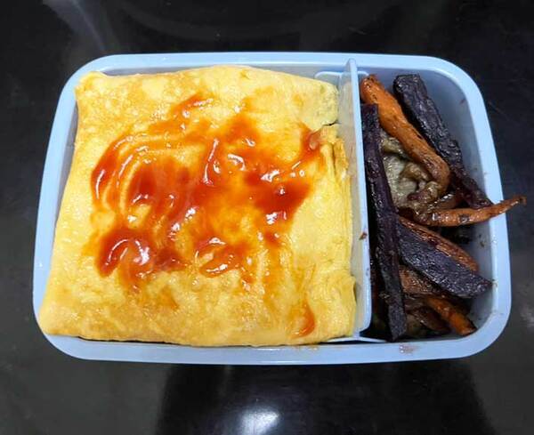 オムライスの隣に入れた『おかず』が…　小３息子「地獄みたいだね」