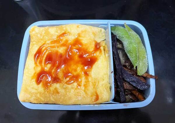 オムライスの隣に入れた『おかず』が…　小３息子「地獄みたいだね」