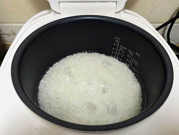 スーパーで見つけた『5kg2千円の米』をおいしく食べたい　炊く前に？