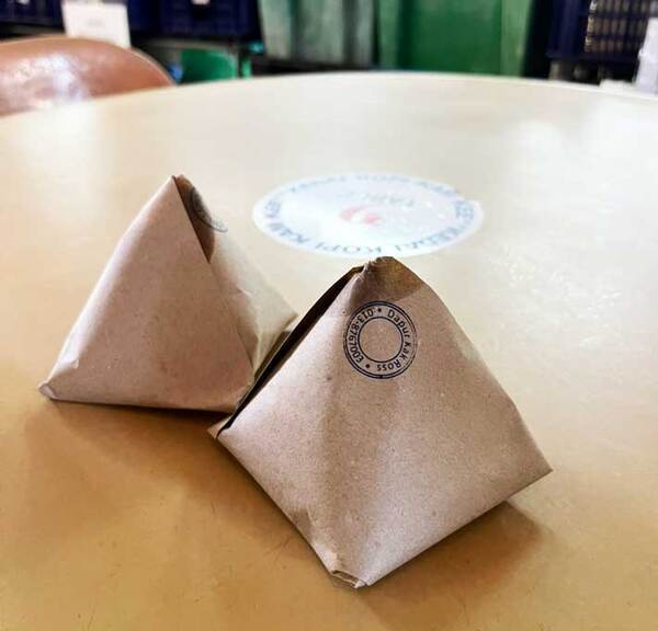 紙に包まれた『朝ご飯』を開けてみると？「１６０円でお腹いっぱい」