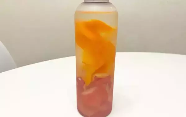 リンゴとミカンの皮を水に浸すと…　半日後の結果に「一気に飲んだ」「子供もゴクゴク」