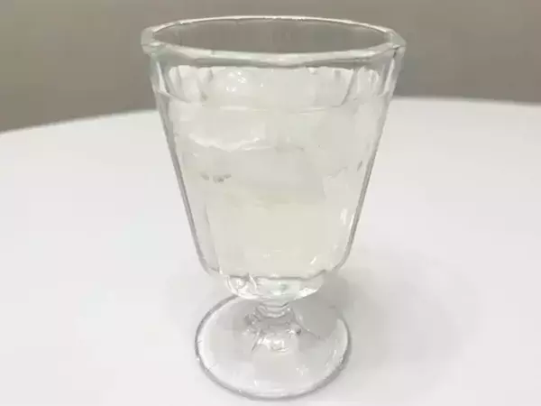 リンゴとミカンの皮を水に浸すと…　半日後の結果に「一気に飲んだ」「子供もゴクゴク」