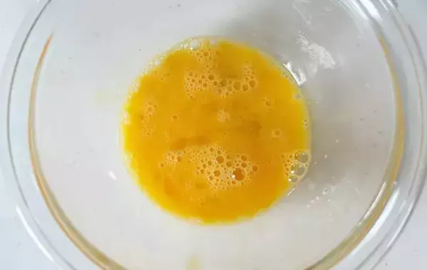 いつもの作り方は忘れて！　出汁も砂糖も使わない『玉子焼き』に「最高！」「弁当にピッタリ」