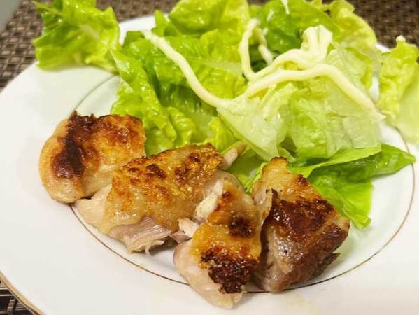 鶏モモ肉、皮面に塩をかけないほうがいいのか　焼き比べをしてみると？