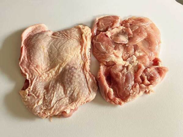 鶏モモ肉、皮面に塩をかけないほうがいいのか　焼き比べをしてみると？