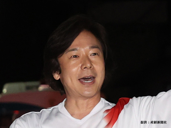 ひろみちお兄さんが“おじいちゃん”に！　 初孫にミルクをあげる姿に反響の声続々