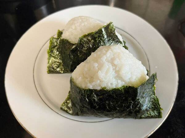 ツナマヨおにぎりが簡単に作れる！　『カラフルなツナ缶』を開けると？