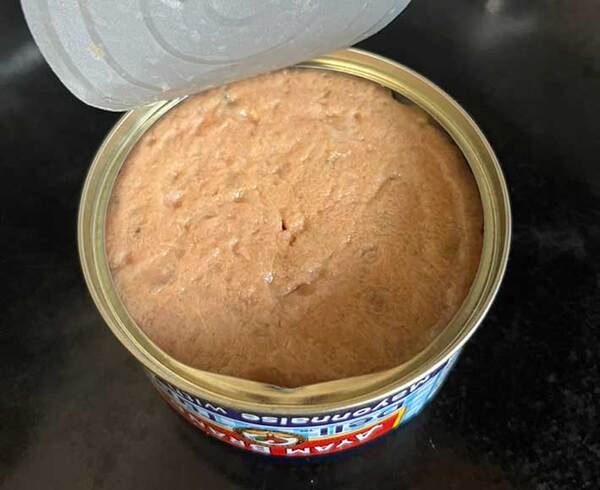 ツナマヨおにぎりが簡単に作れる！　『カラフルなツナ缶』を開けると？