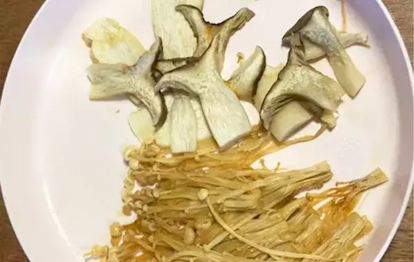 余ったキノコは漬けてしまえ！　家族が大喜びした『新感覚おかず』が？【時短レシピ】