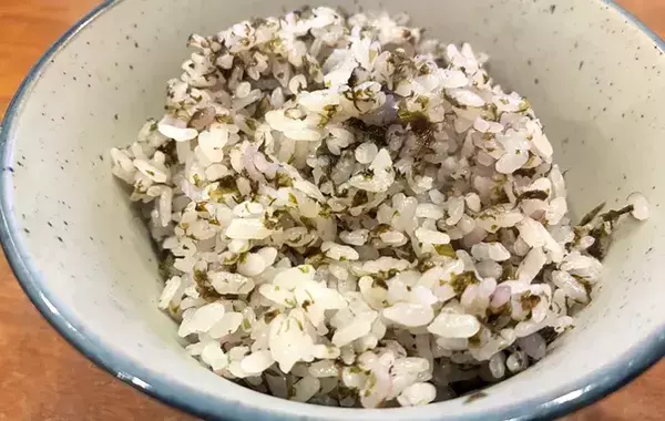 炊飯器に米と海苔を入れたら…　できた一品に「毎日これでいい」「疲れた夜にもぴったり」
