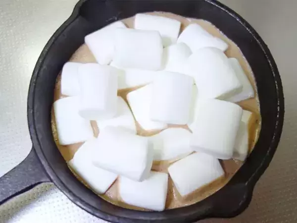 溶かしたスーパーカップにマシュマロをのせて…　できたスイーツに、子供が大興奮！