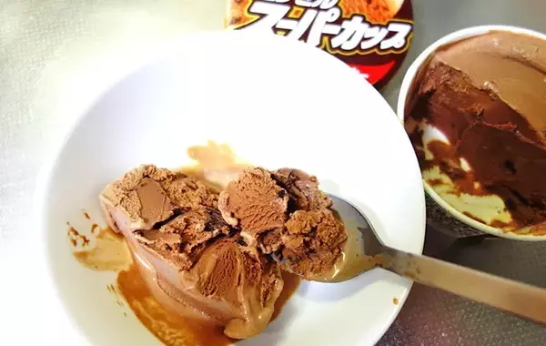 溶かしたスーパーカップにマシュマロをのせて…　できたスイーツに、子供が大興奮！