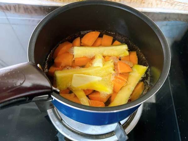 「捨てるのはもったいない」　にんじんとパイナップルの芯を煮ると？