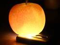暗闇でリンゴを照らすと？　不思議な現象に「すごい」「コレは知らなかった」