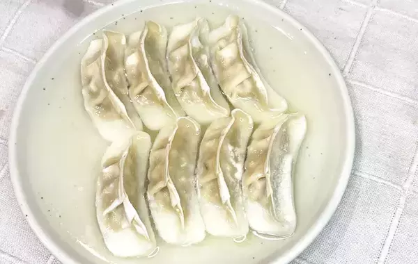 冷凍餃子、そのまま焼かずに…　6分レンチンして？　レシピに「夜食にぴったりでうまい」