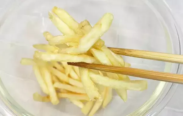 「油っぽさが消えた」フライドポテトの食べ方　つけたのはケチャップではなく…？