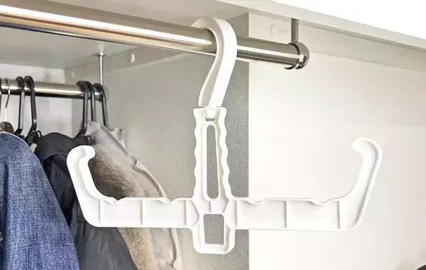 100均の『リュックハンガー』　じゃない使い方に「ストレスが減った」「部屋が広くなった気がする」