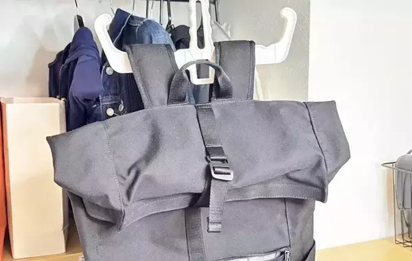 100均の『リュックハンガー』　じゃない使い方に「ストレスが減った」「部屋が広くなった気がする」