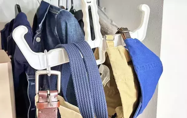 100均の『リュックハンガー』　じゃない使い方に「ストレスが減った」「部屋が広くなった気がする」