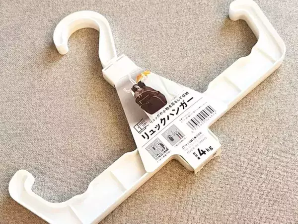 100均の『リュックハンガー』　じゃない使い方に「ストレスが減った」「部屋が広くなった気がする」