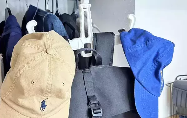 100均の『リュックハンガー』　じゃない使い方に「ストレスが減った」「部屋が広くなった気がする」